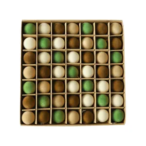 Coffret de 49 boules de Noël floquées aux tons terreux, présentées en boîte grille