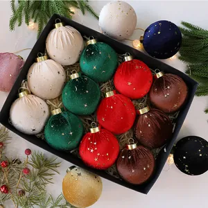 Set di palline di Natale in velluto con stelle dorate presentate in una scatola regalo