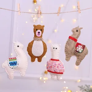 Creatieve vilten kersthangers lama en beer handgemaakt voor feestelijke boomdecoratie