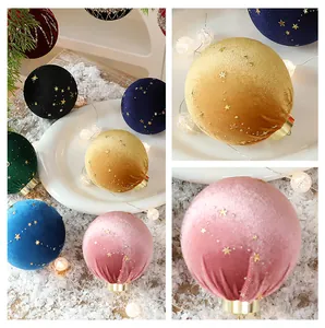Primo piano di palline di Natale in velluto con dettagli a forma di stella dorata