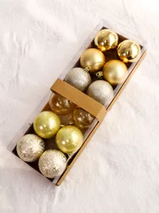 Vista detallada del juego de 12 bolas de Navidad doradas en una caja transparente
