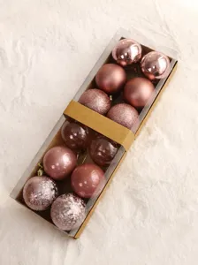Primer plano de 12 bolas de Navidad de oro rosa en caja transparente, 6 cm de diámetro