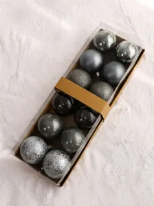Vista detallada de 12 bolas de Navidad azul humo en texturas mate y brillantes