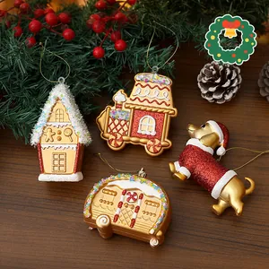 Set de adornos navideños dorados con casa de jengibre y tren para el árbol.