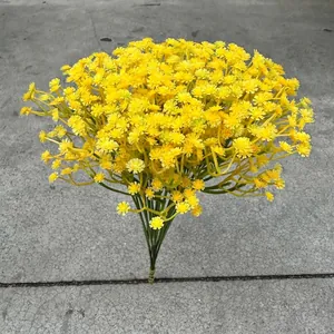 Vue détaillée des fleurs de gypsophile artificielles jaunes pour la décoration vive