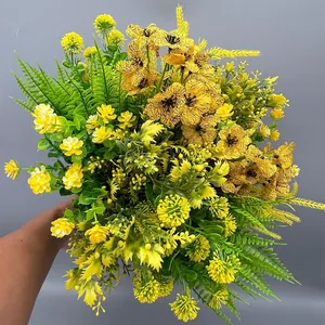 Dettaglio di vivaci fiori artificiali gialli con eucalipto e vegetazione di felce