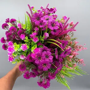 Vista dettagliata di un bouquet di violette artificiali per decorazione di nozze giardino