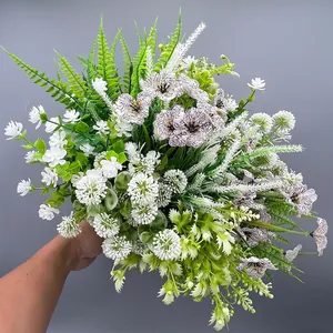 Primo piano di un bouquet di fiori artificiali con piccoli fiori bianchi.