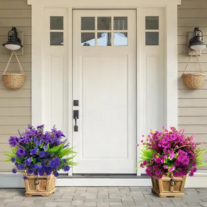 Due vasi decorativi di fiori artificiali con vivaci fiori viola e rosa per portico