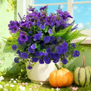 Fiori viola artificiali con foglie di eucalipto in vaso per decorare il giardino