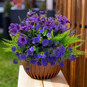 Vista dettagliata di fiori finti viola vibranti e felci verdi in un vaso marrone