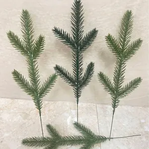 Primer plano detallado de agujas de pino artificiales para coronas y decoración navideña