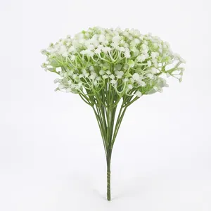 Vue détaillée d'un bouquet de gypsophile blanc artificiel pour décoration de mariage.