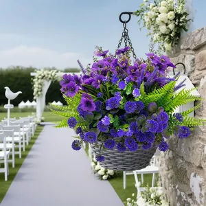 Vista dettagliata di un cesto appeso con vivaci fiori finti viola e felci lussureggianti