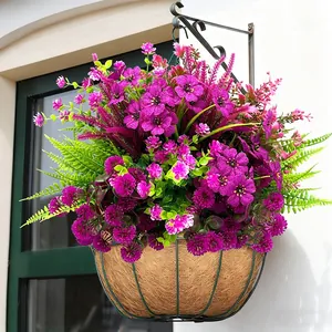 Dettaglio di fiori artificiali viola e felci in un cestino sospeso in fibra di cocco
