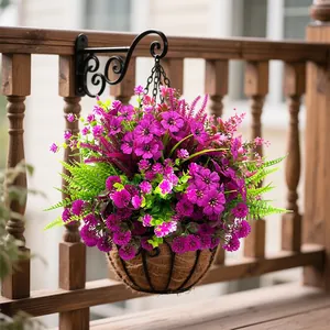 Composizione di fiori artificiali viola e rosa in un cesto di metallo appeso decorativo