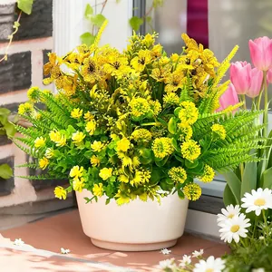 Composizione di fiori artificiali gialli in vaso bianco per decorazione giardino.