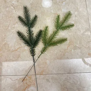 Realistische kunstmatige driepuntige dennentakken voor kerstboom- en kransdecoratie