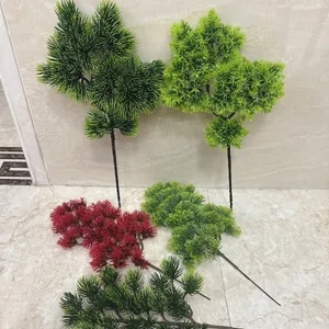 Realistische kunstmatige dennen- en cedertakken in groen en rood voor decoratie