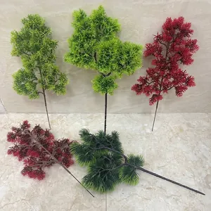 Assortiment kunstmatige dennen- en cypressentakken voor landschapsdecoratie in vele kleuren