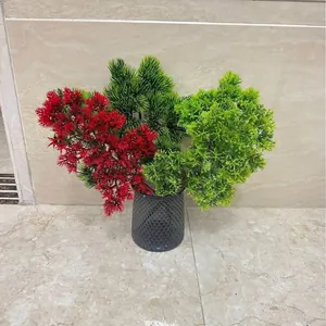 Kunstmatige rode en groene ciprestakken in een zwarte vaas voor landschapsdecoratie
