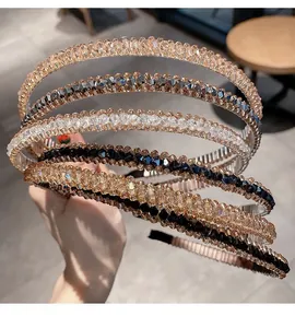 Gros plan détaillé de serre-têtes en strass de cristal étincelants de plusieurs couleurs