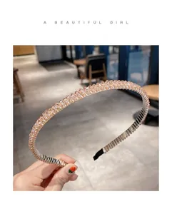 Gros plan sur un serre-tête élégant orné de strass champagne pour la mode féminine