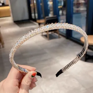 Gros plan détaillé du design étincelant en strass et cristal de ce serre-tête antidérapant élégant