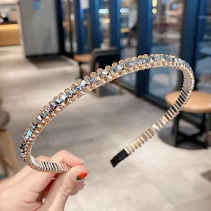 Vue macro détaillée du serre-tête étincelant orné de cristaux et de strass pour femmes