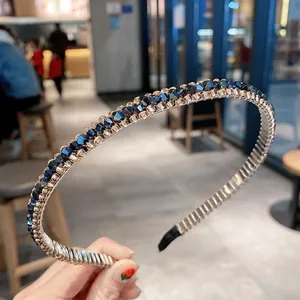 Détail en gros plan d'un serre-tête tendance en strass et cristal avec cadre antidérapant