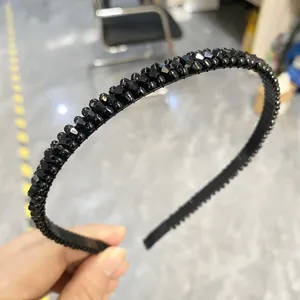 Détail des perles de cristal noir facettées sur le serre-tête élégant.