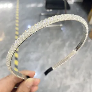 Détail d'un serre-tête étincelant orné de perles de cristal avec monture en métal argenté