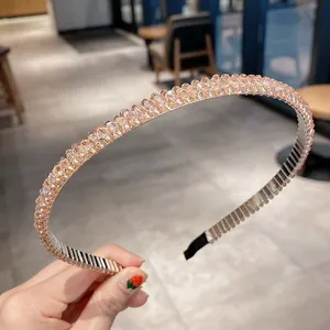 Gros plan de strass en cristal champagne sur un serre-tête mode antidérapant.