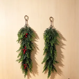Decoración colgante de pino navideño artificial con bayas rojas para pared del hogar