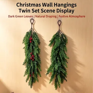 Colgantes de cedro artificial de Navidad con bayas rojas para una pared festiva