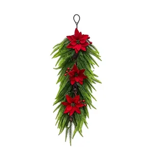 Guirlande de pin de Norfolk artificielle avec poinsettias pour décoration de Noël.