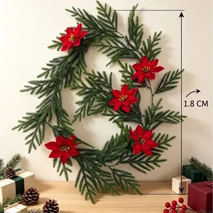 Ghirlanda natalizia con aghi di pino verdi e fiori di stella di Natale rossi per decoro