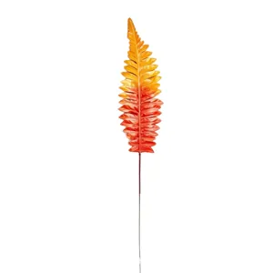 Feuille de fougère persane artificielle, dégradé orange et rouge automnal, fond blanc.