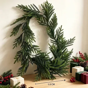 Ghirlanda di Natale in pino artificiale verde con aghi realistici e decori festivi
