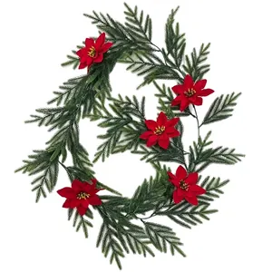 Ghirlanda natalizia artificiale con poinsettie rosse e aghi di pino verdi.