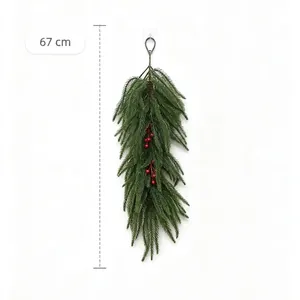 Decorazione da parete in pino Norfolk artificiale con bacche rosse per Natale, lungo 67 cm