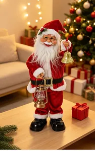 Babbo Natale decorativo in piedi con campana d'oro e lanterna in ambiente festivo