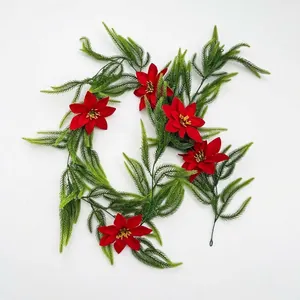 Guirlande de Noël artificielle avec aiguilles de pin vertes et poinsettias rouges