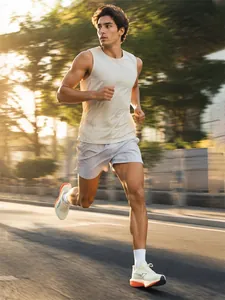 Chaussures de course performantes présentées dans une scène de sprint urbain très dynamique