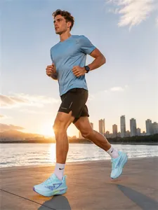 Détail de chaussures de course ultra-légères bleu clair au coucher du soleil