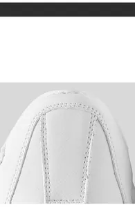 Close-up van witte leren neus met nauwkeurige dubbele stiksels voor casual heren enkellaarzen.