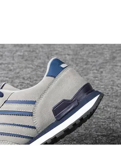 Close-up of the thickened heel design on these grey and blue sports sneakers for men