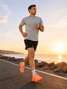 Athlète masculin courant au coucher du soleil avec des chaussures de sport orange vif.