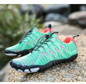 Detail van mintgroene sneldrogende amfibische waterschoenen met roze accenten