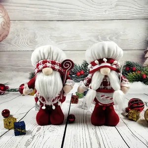 Detailansicht stehender Weihnachts-Zwerge im Koch-Outfit für festliche Dekorationen